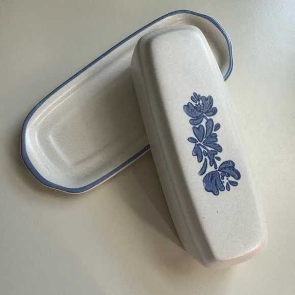 Vintage Pfaltzgraff Yorktowne Pattern Covered Butter Dish - Picture 2 of 4